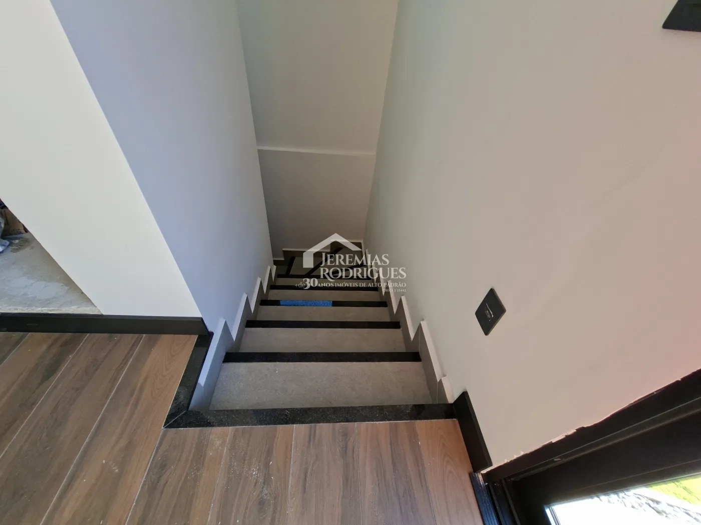 Casa à venda com 4 dormitórios, no Condomínio Parque da Mantiqueira em Santo Antônio do Pinhal/SP.