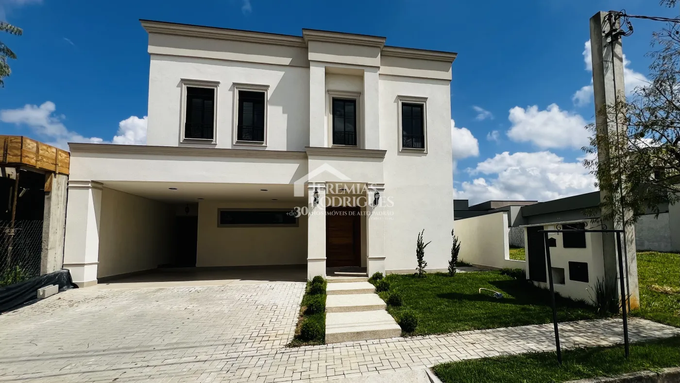 Casa assobradada à venda com 3 suítes no Condomínio e Ouro Ville em Taubaté/SP.