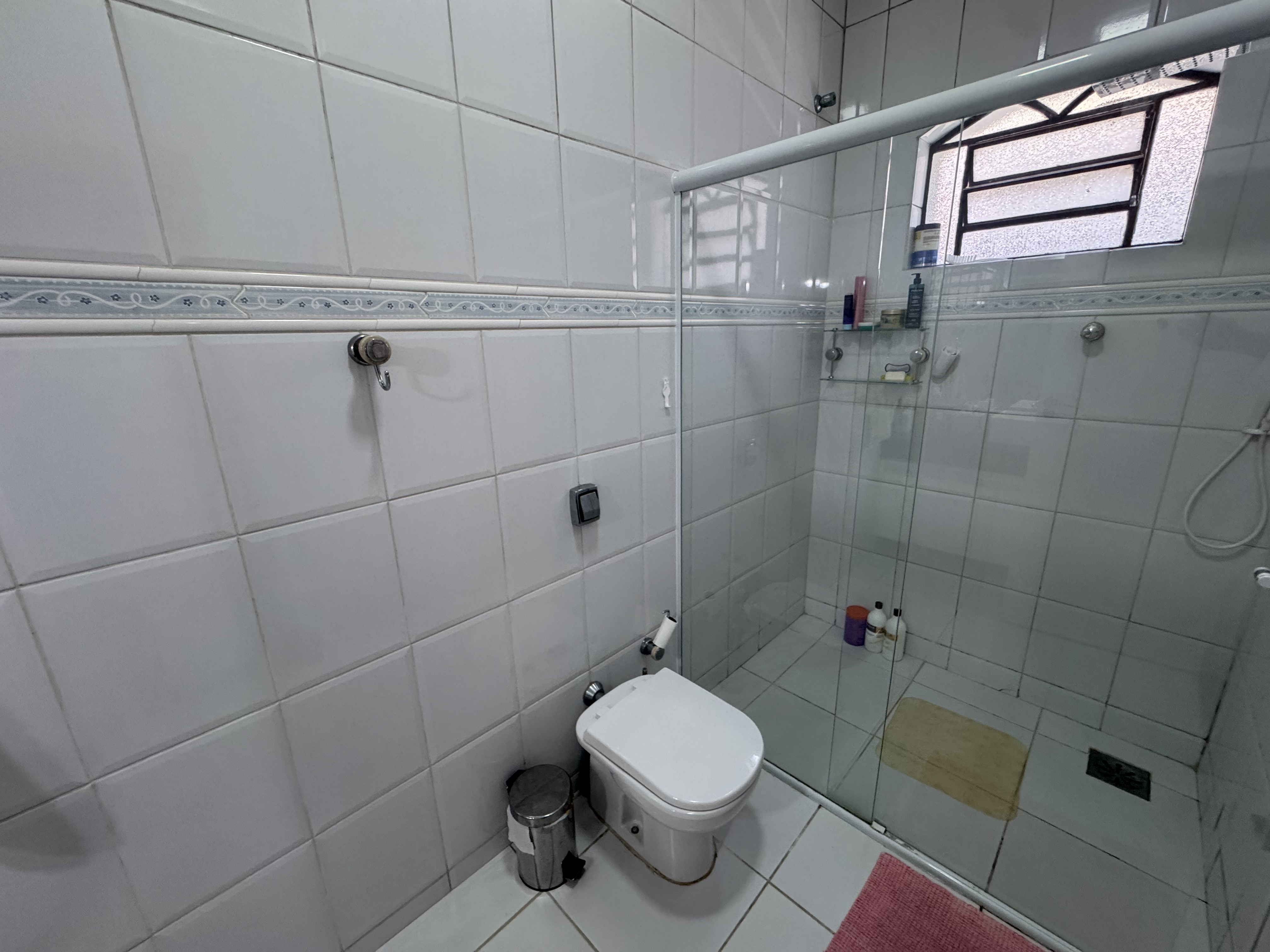 Casa à venda com 4 dormitórios no Condomínio Village Paineiras em Pindamonhangaba/SP.