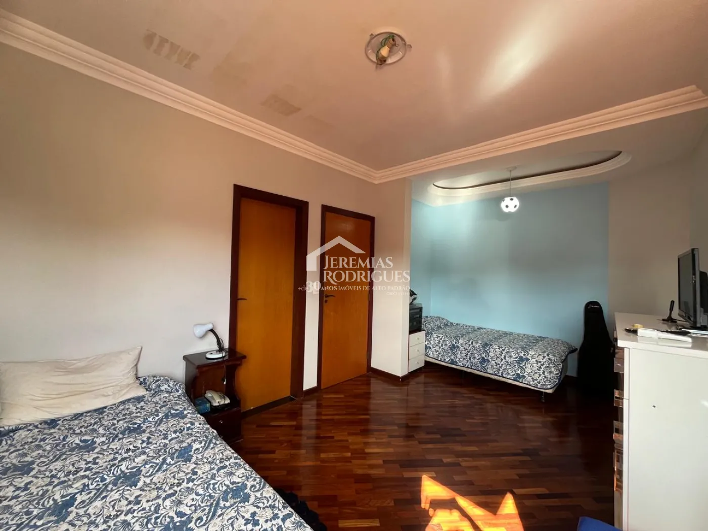 Casa à venda com 4 suítes no Condomínio Taubaté Village em Taubaté/SP.