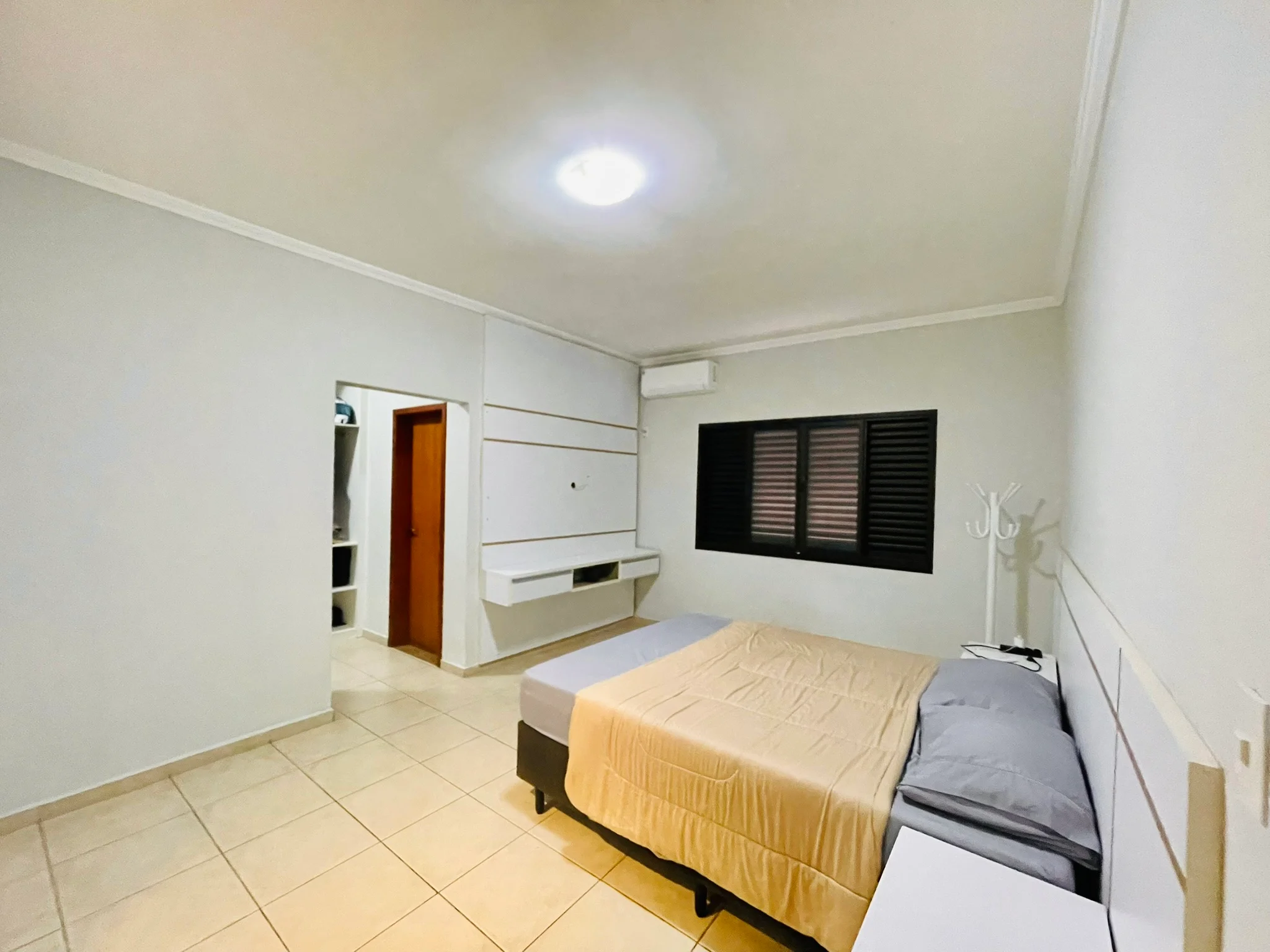 Casa à venda com 4 dormitórios no Condomínio Colonial Village I em Pindamonhangaba/SP. 