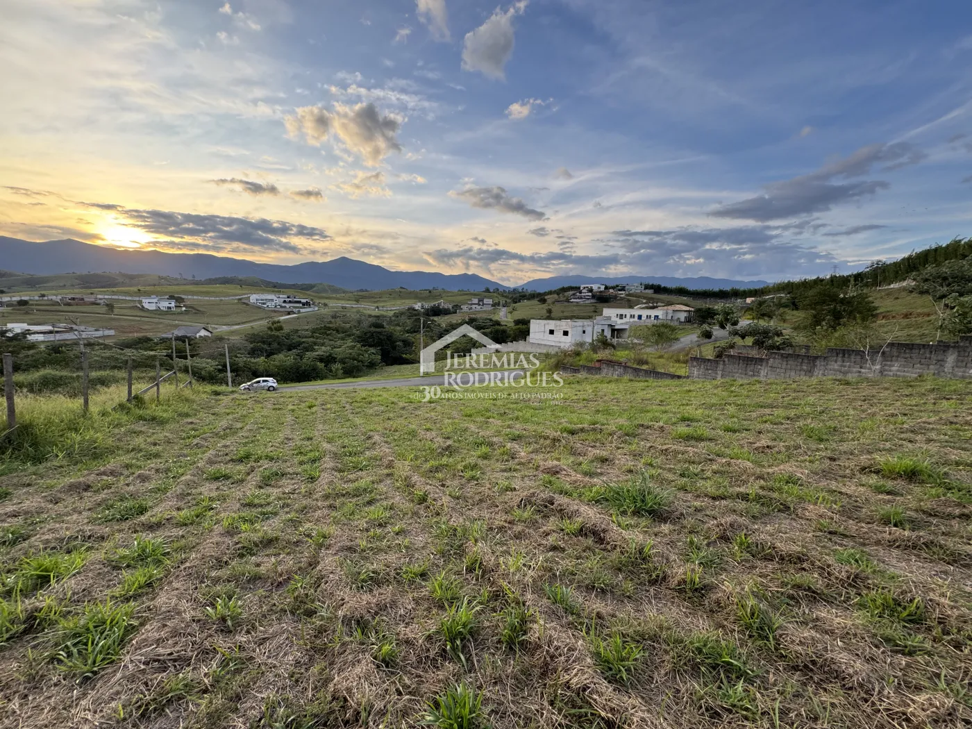 Terreno à venda com 1.100 m² no Condomínio Village da Serra em Tremembé/SP.