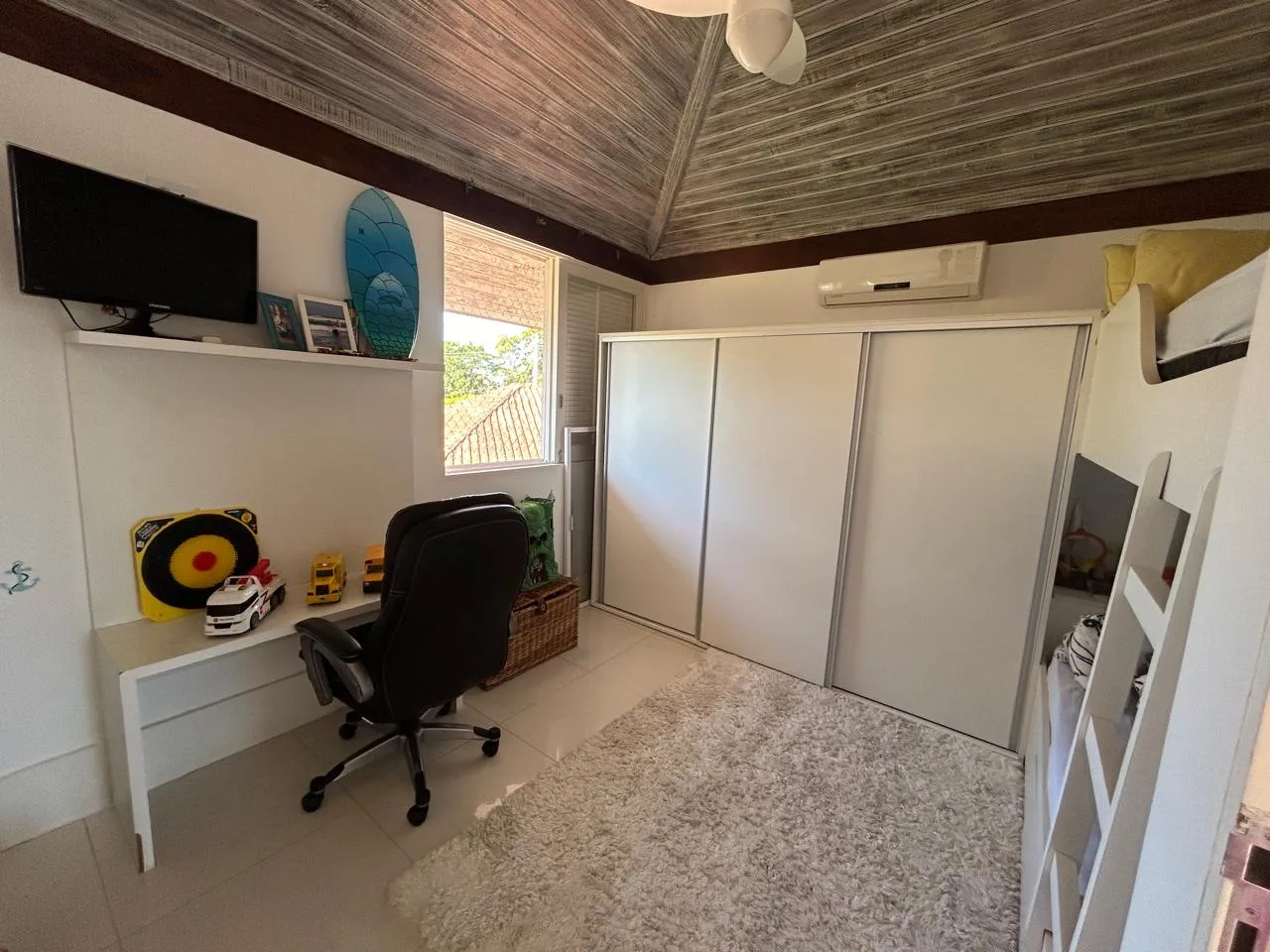Casa á venda com 4 dormitórios no Condomínio Alto da Praia Vermelha em Ubatuba/SP.