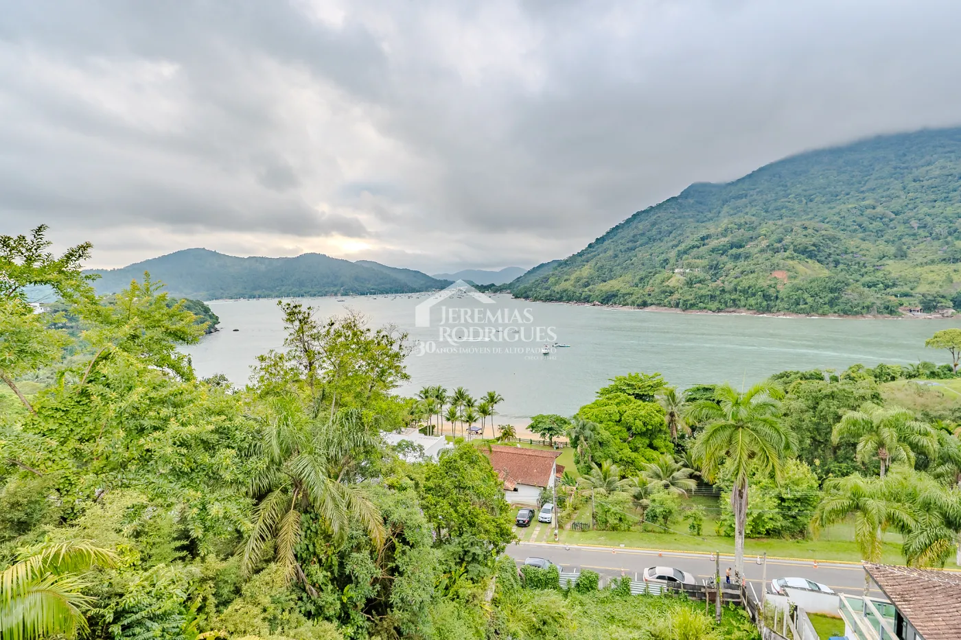 Mansão à venda com 7suítes no Condomínio Santa Rita em Ubatuba/SP.