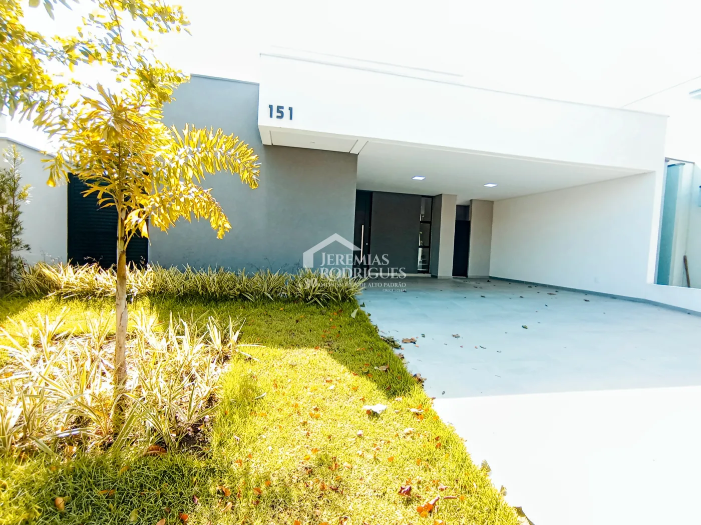 Casa à venda com 3 suítes no Condomínio Campos do Conde II em Tremembé/SP.