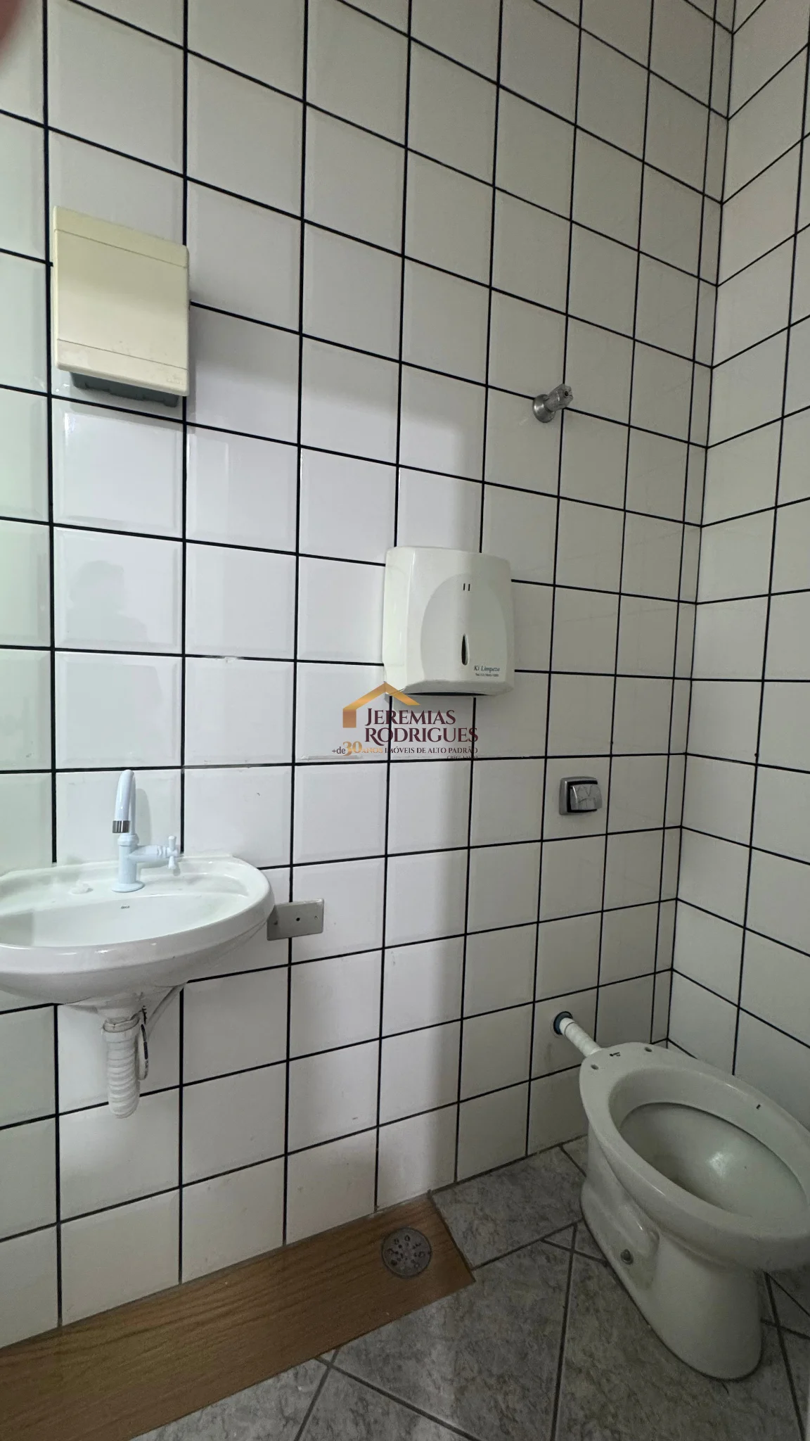 Sala comercial para locação no Centro em Pindamonhangaba/SP. — foto 6
