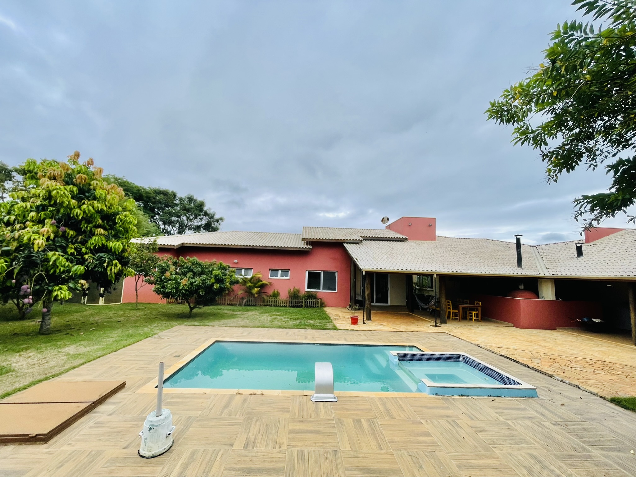 Casa à venda com 4 dormitórios no Condomínio São Félix do Cataguá em Taubaté/SP.