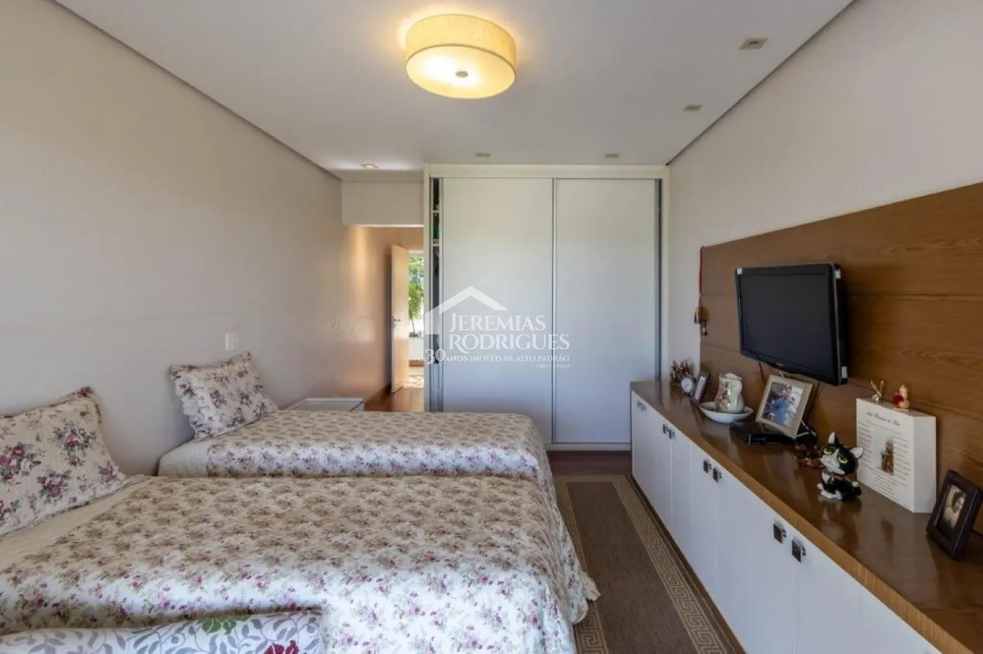 Casa para venda e locação com 4 suítes no Condomínio Chácaras Cataguá em Taubaté/SP