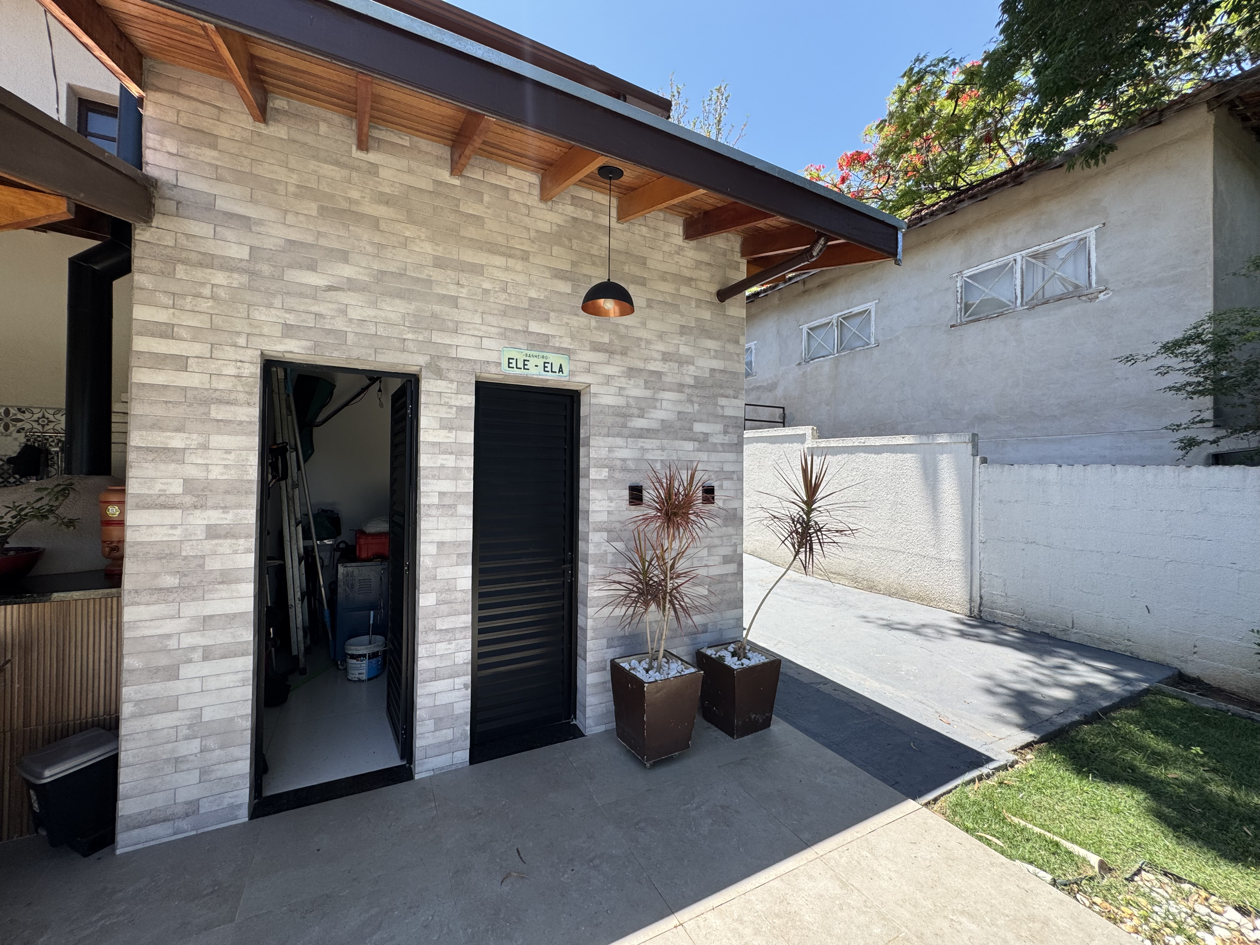 Casa à venda com 4 dormitórios no Condomínio Village Paineiras em Pindamonhangaba/SP.