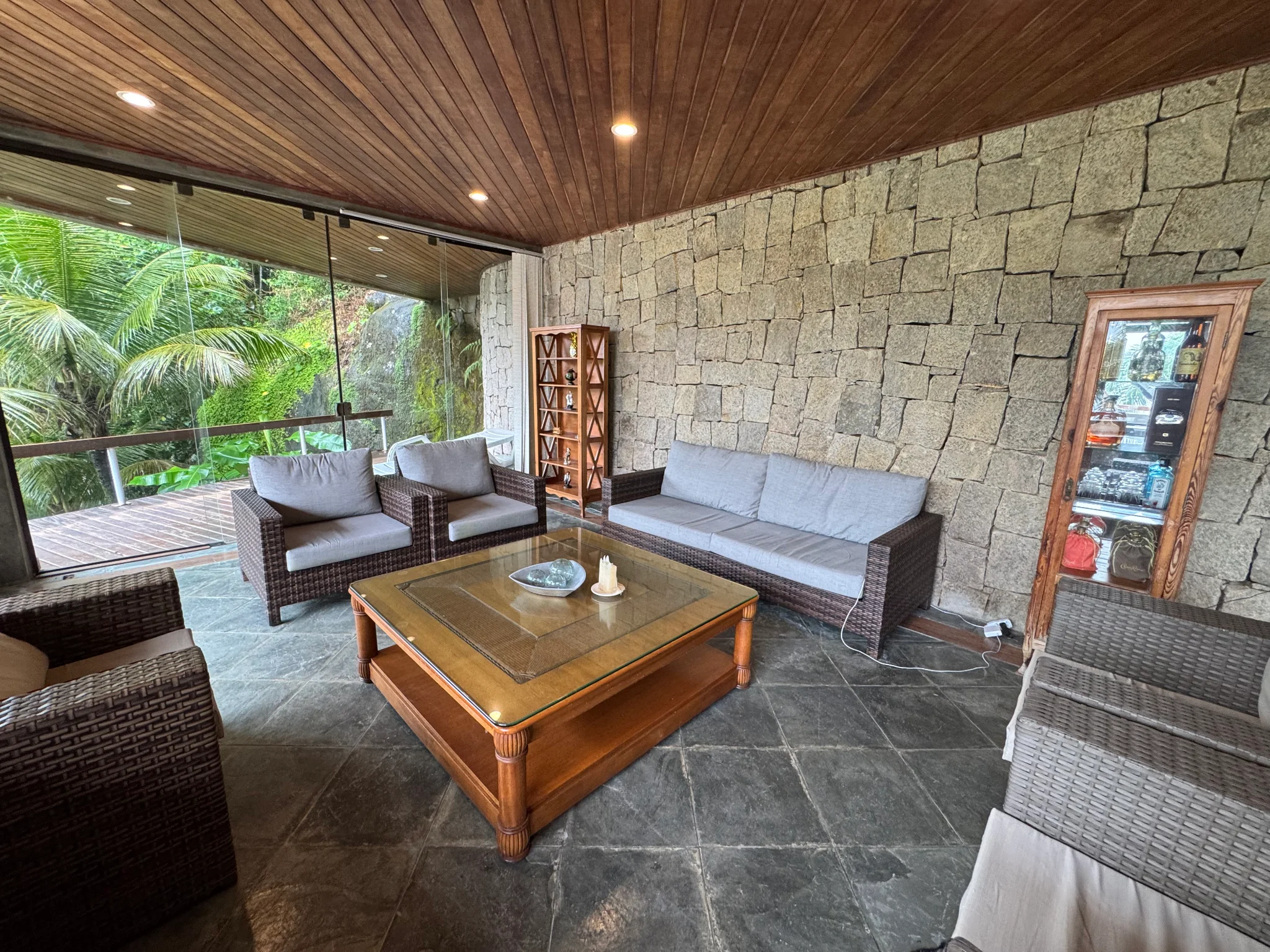 Casa à venda com 5 dormitórios no Condomínio Ponta das Toninhas em Ubatuba/SP. 