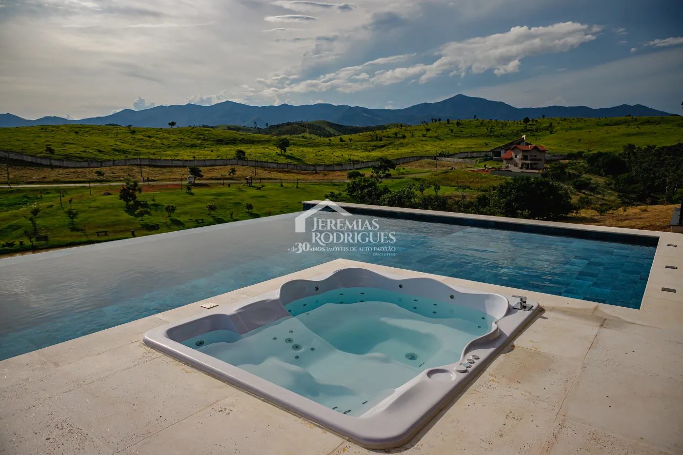 Casa com 3 suítes, 611 m² - Condomínio Village da Serra - Tremembé/SP