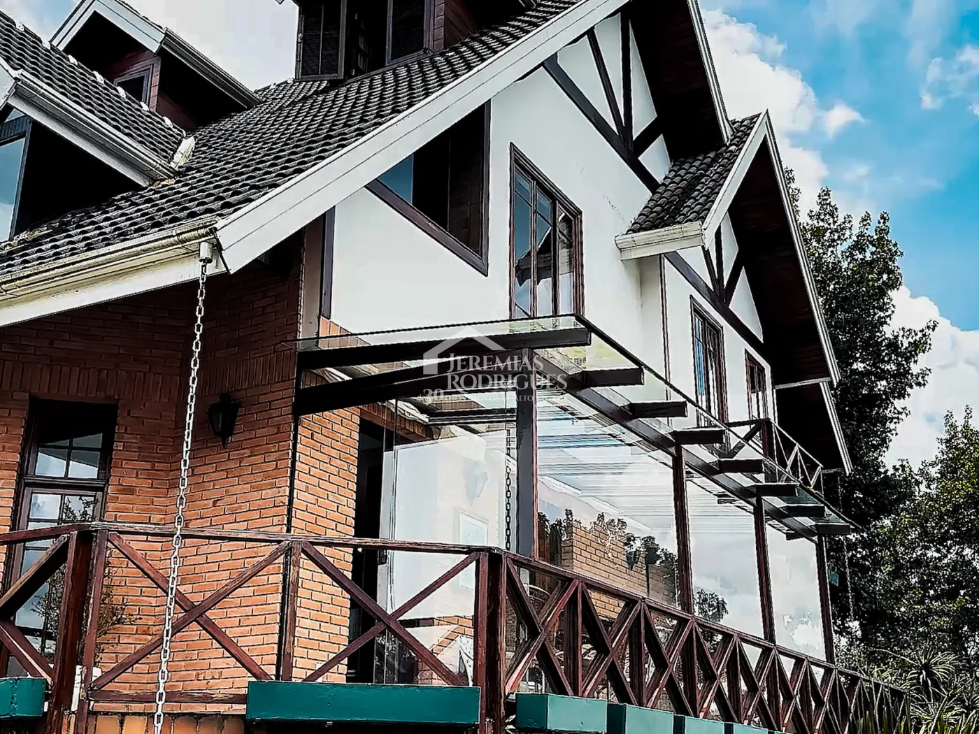 Casa à venda com 5 dormitórios no Condomínio Residencial Gran Ville em Campos do Jordão/SP.