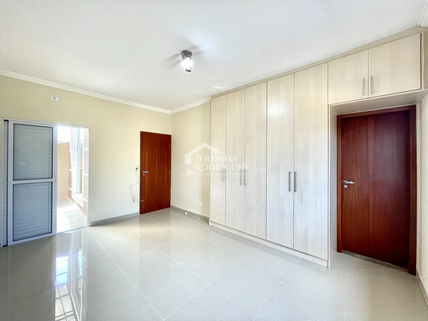 Casa para locação com 3 suítes no Condomínio Campos do Conde III em Tremembé/SP. 