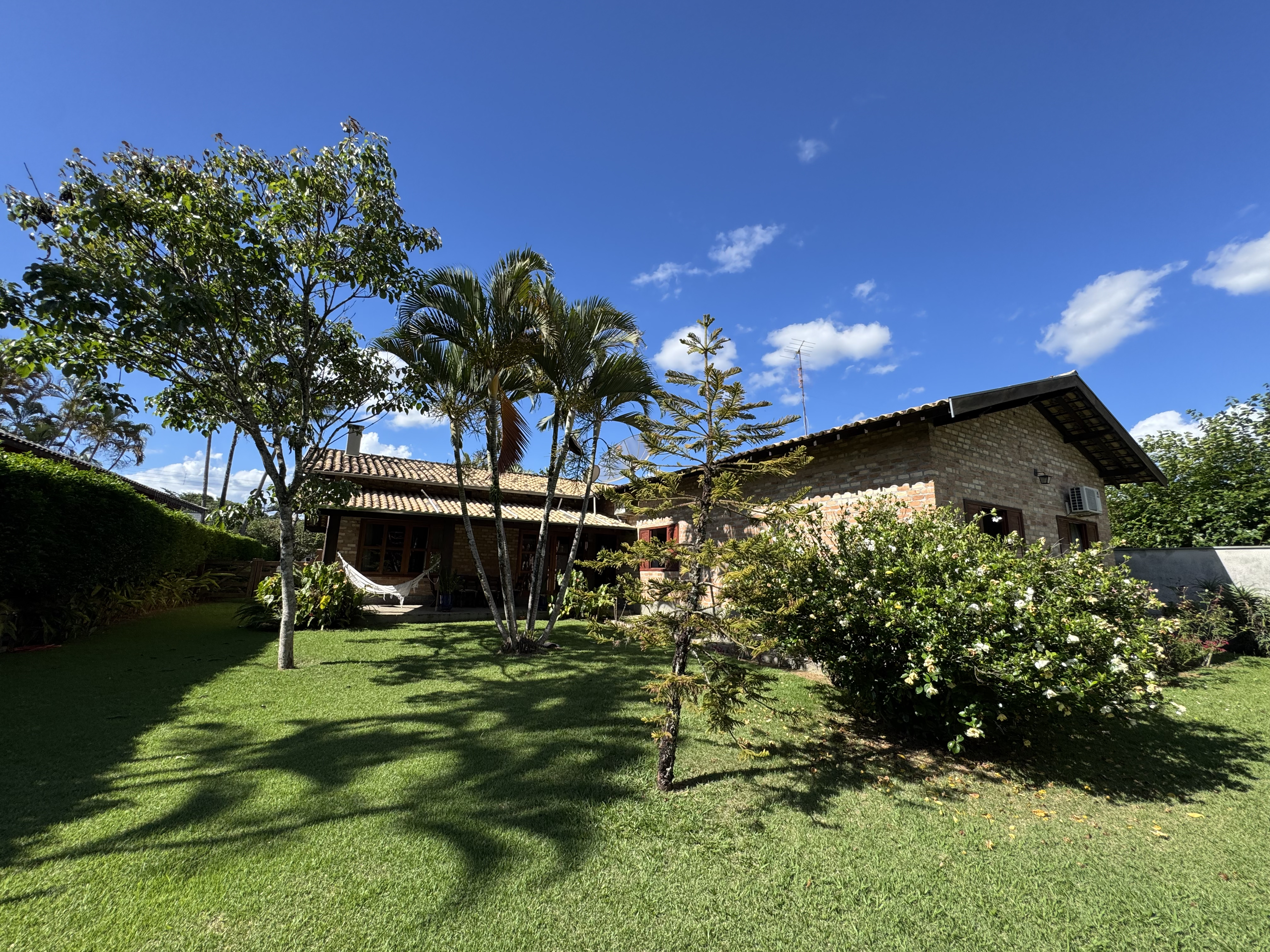 Casa à venda com 4 dormitórios no Condomínio Village Paineiras em Pindamonhangaba/SP.
