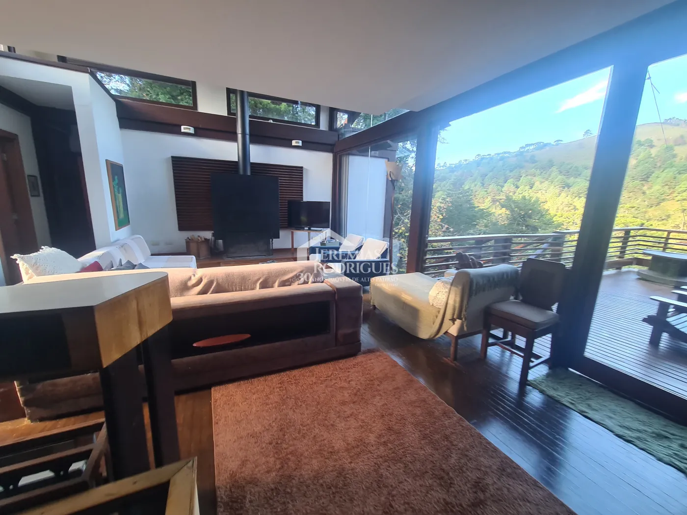 Casa à venda com 6 suítes no Condomínio Jardim Véu da Noiva em Campos do Jordão/SP