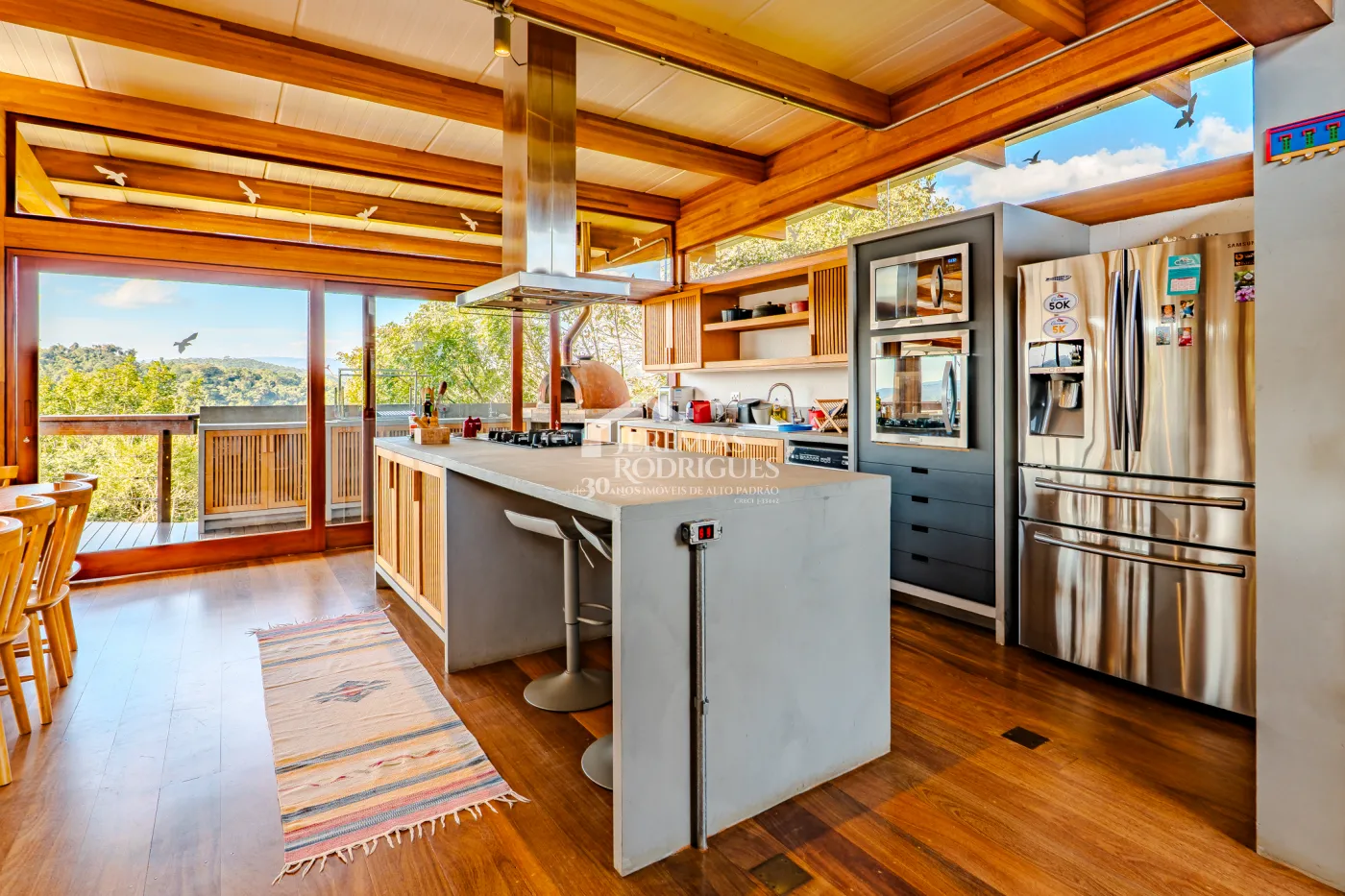 Mansão à venda com 4 suítes no Condomínio Parque da Mantiqueira em Santo Antônio do Pinhal/SP.