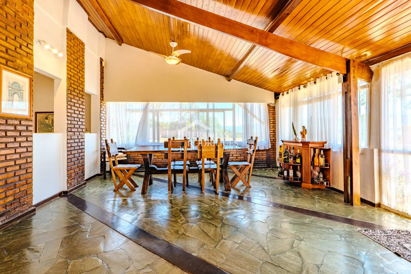 A Imobiliária Jeremias Rodrigues Imóveis de Alto Padrão disponibiliza para venda essa casa no Condomínio Morada do Visconde em Tremembé/SP.