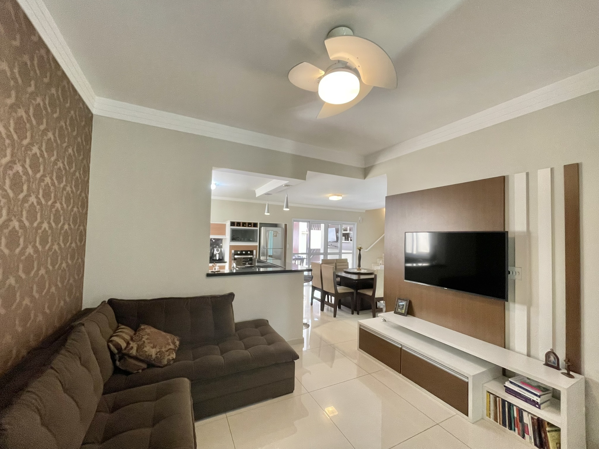 Casa à venda com 3 dormitórios no Condomínio Moema Ville em Pindamonhangaba/SP.