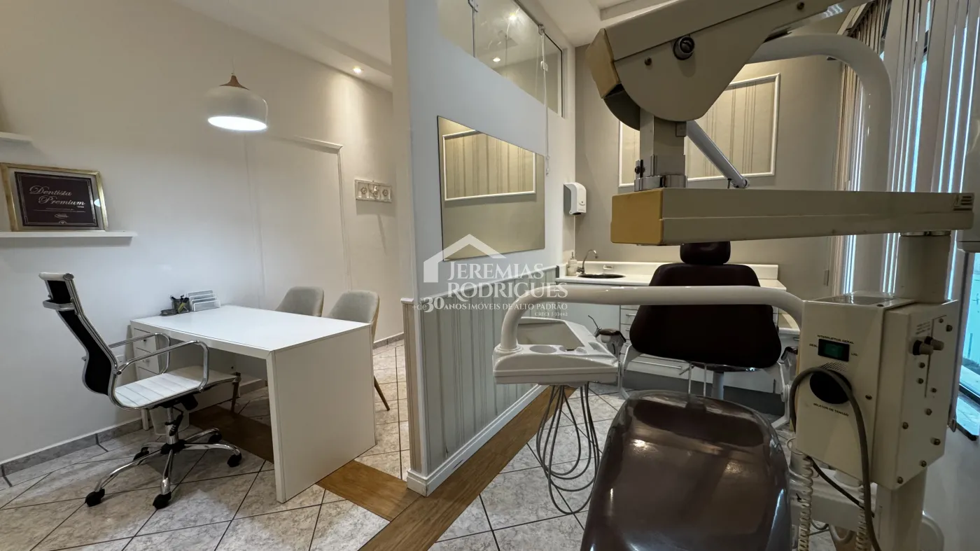 Sala comercial para venda e locação com 327 m² em Pindamonhangaba/SP.