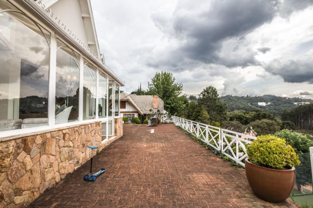 Casa à venda com 7 dormitórios no bairro Recanto das Araucárias em Campos do Jordão/SP.