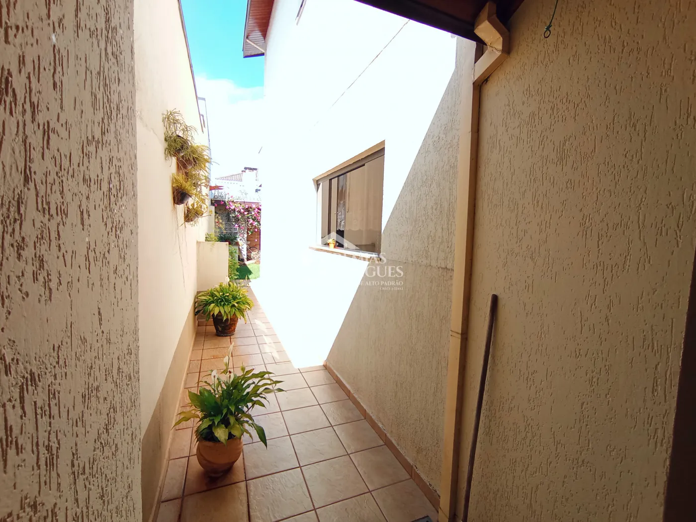 Casa assobradada à venda com 3 suítes no Condomínio Fortaleza em Taubaté/SP.