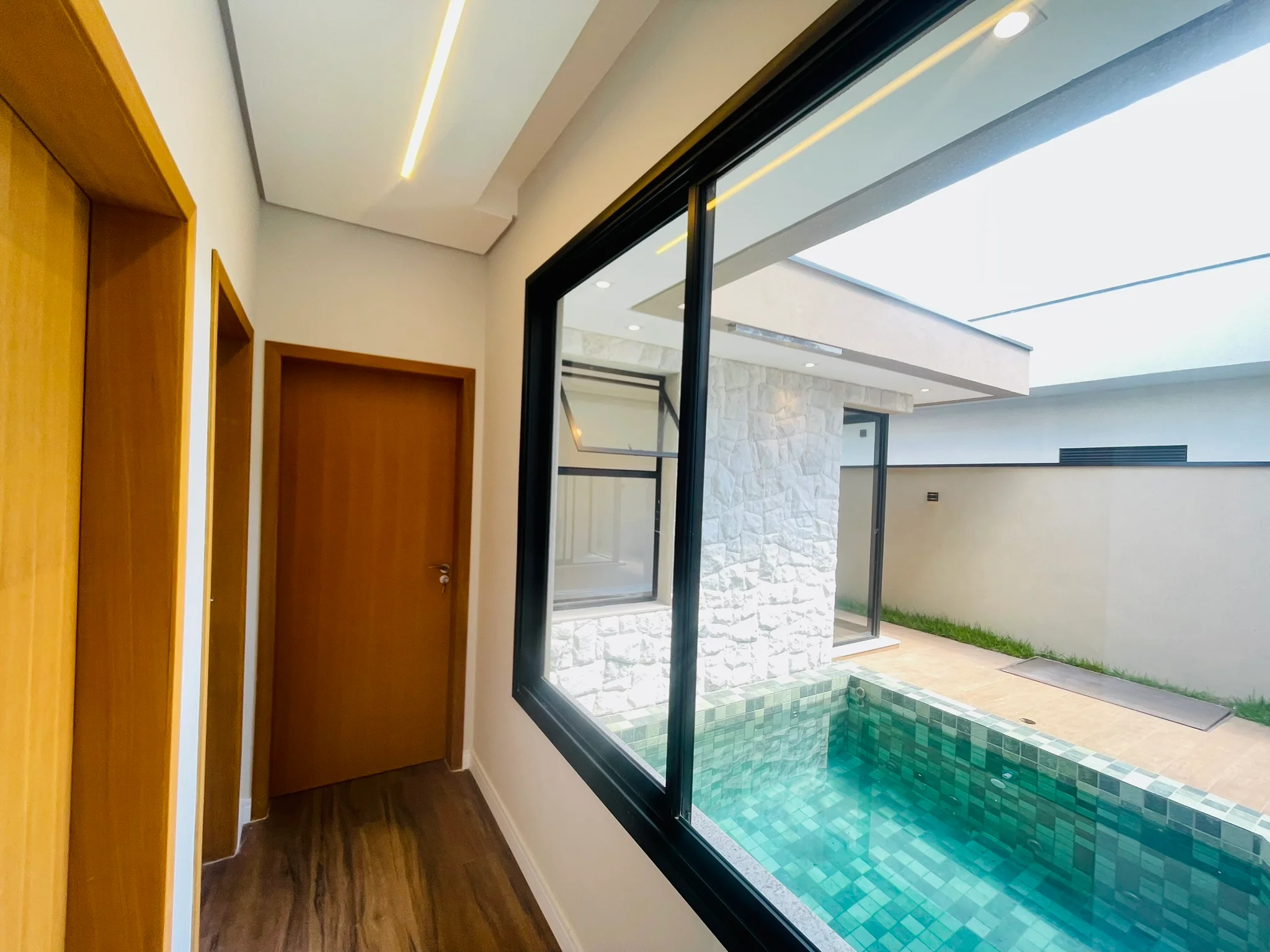 Casa para venda e locação com 3 dormitórios no Condomínio Terras do Vale em Caçapava/SP. 