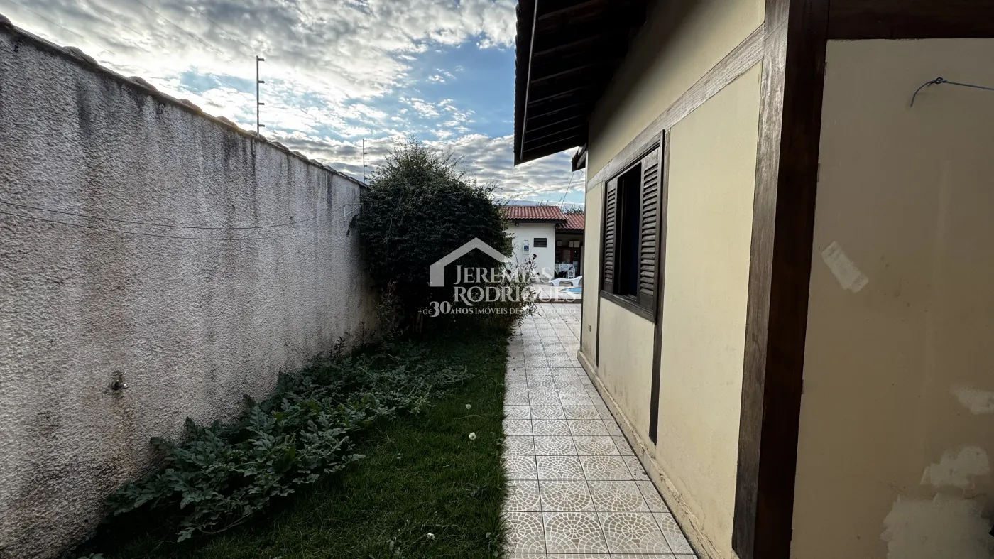 Casa à venda com 3 dormitórios no bairro Vila Rica em Pindamonhangaba/SP