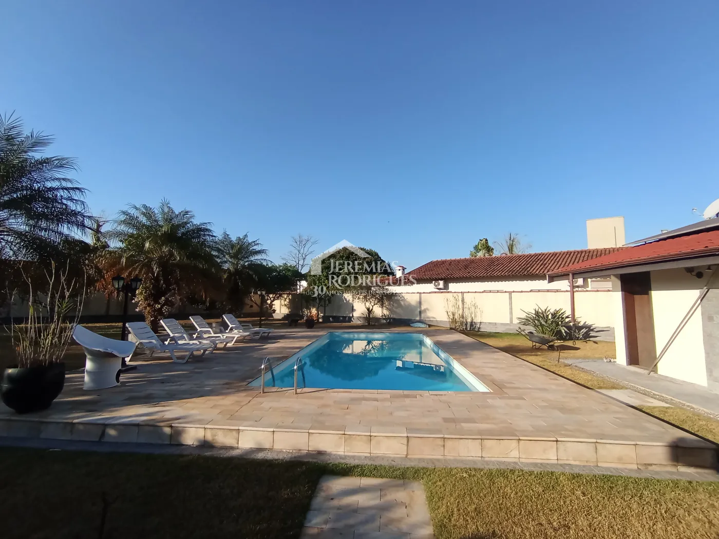 Casa à venda com 4 dormitórios no Condomínio Village Paineiras em Pindamonhangaba/SP.