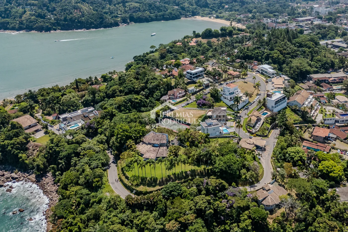 Mansão à venda com 7suítes no Condomínio Santa Rita em Ubatuba/SP.