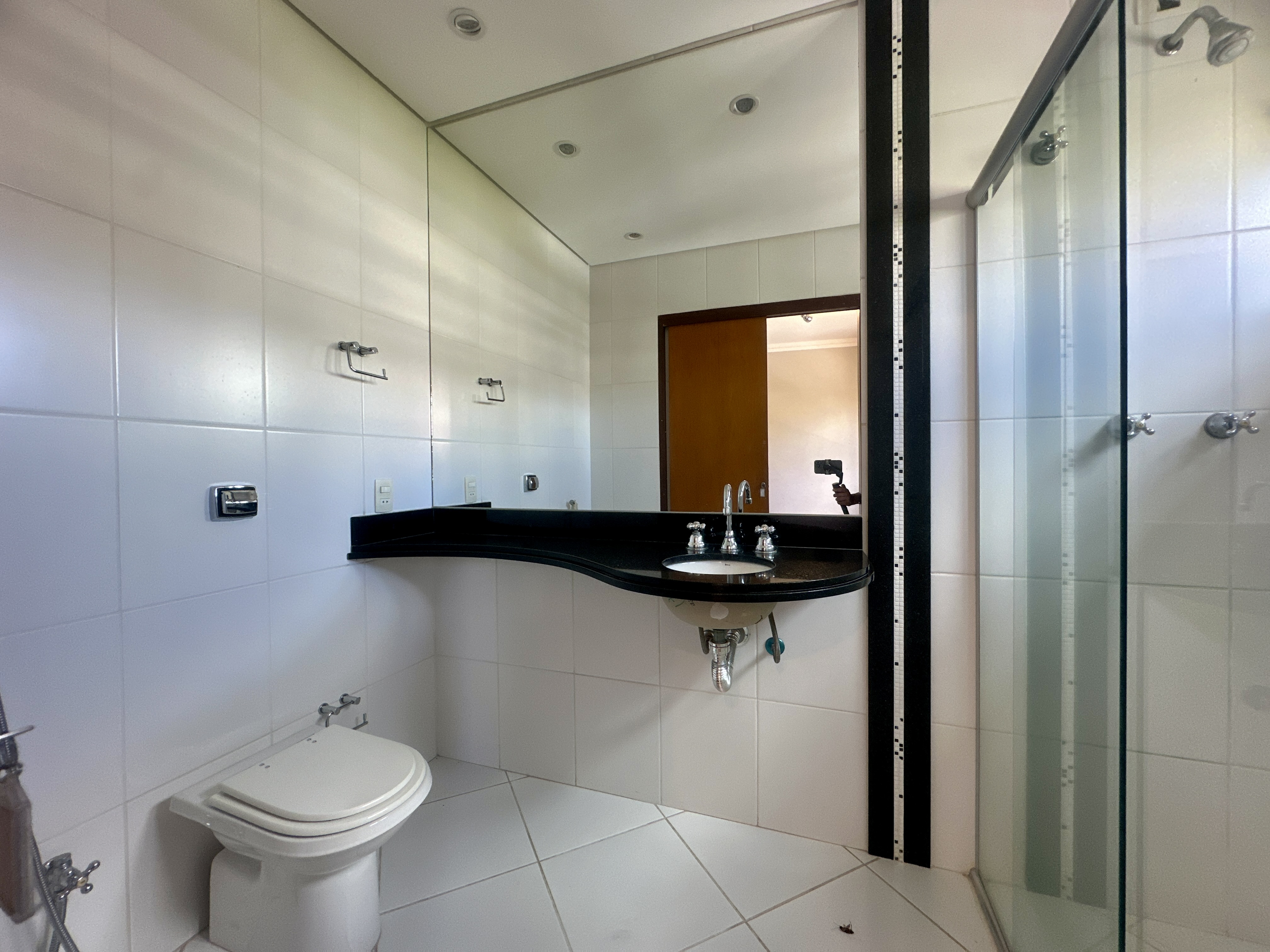 Casa para locação com 3 suítes no Condomínio Taubaté Village em Taubaté/SP. 