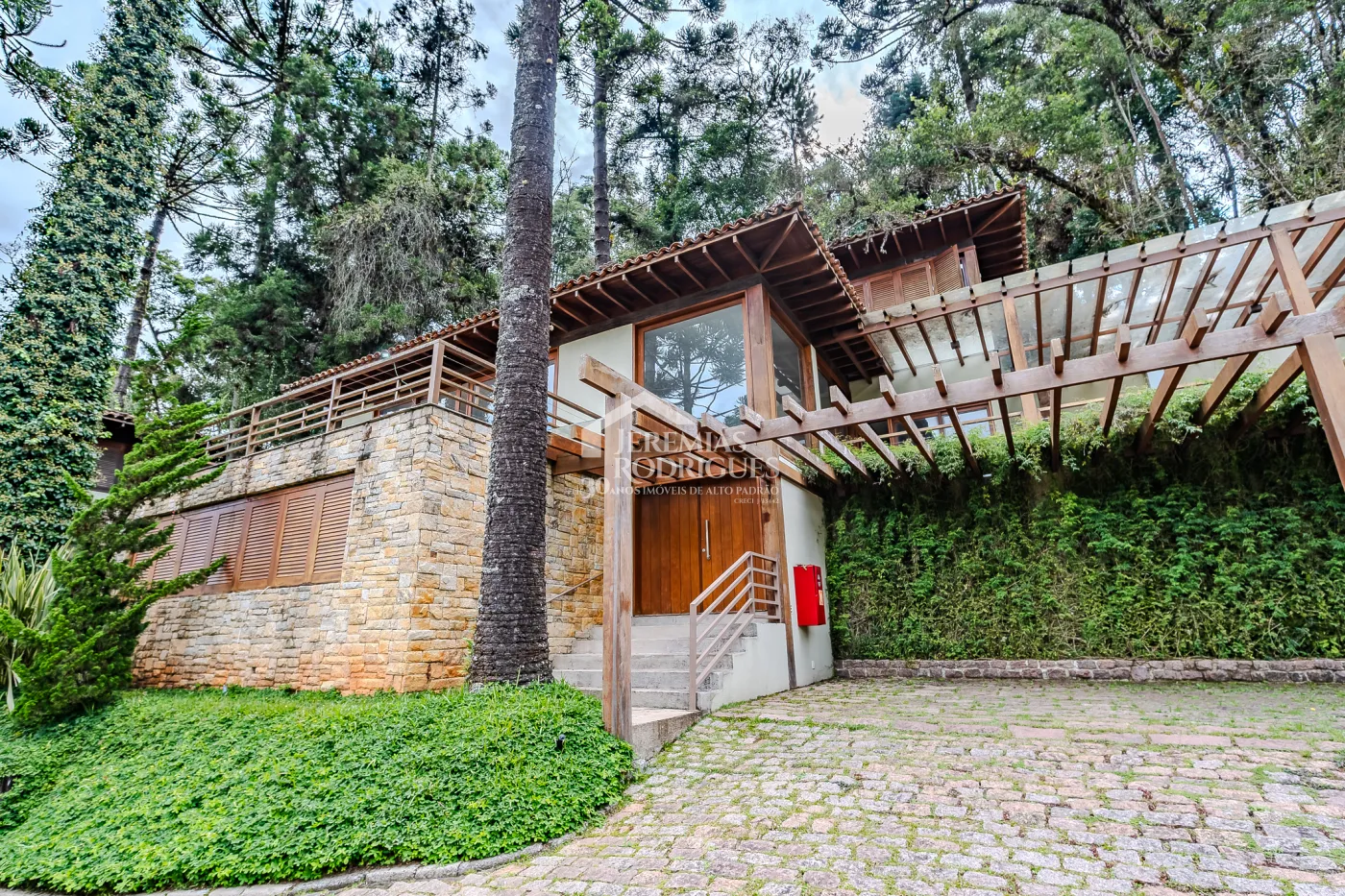 Casa para venda com 5 suítes no Condomínio Villandry em Campos do Jordão/SP