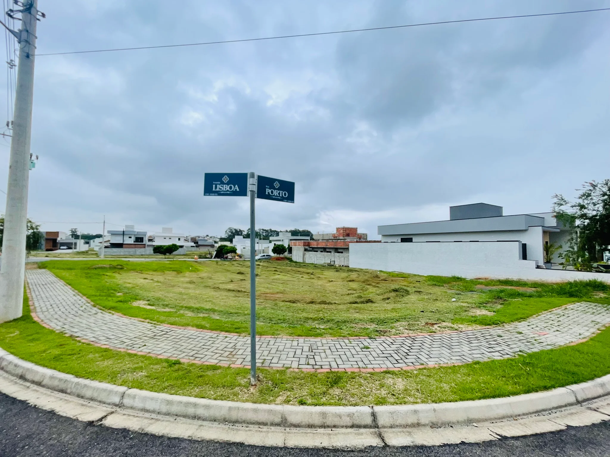 Terreno à venda com 374 m² no Condomínio Bosque do Imperador em Pindamonhangaba/SP. 