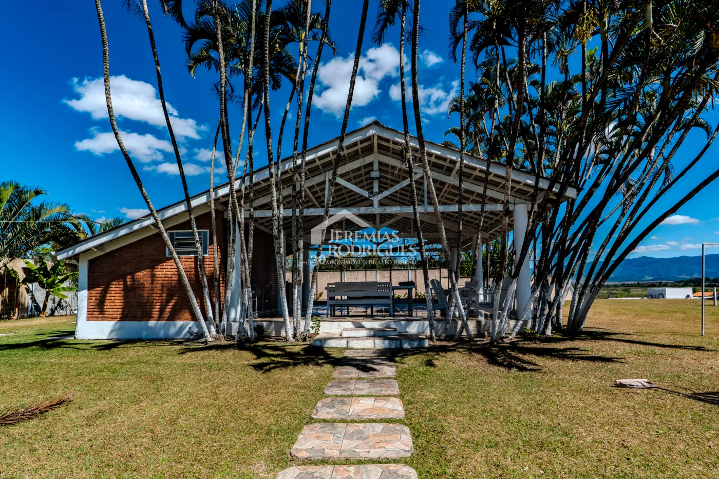 A Imobiliária Jeremias Rodrigues Imóveis de Alto Padrão disponibiliza para venda essa casa no Condomínio Morada do Visconde em Tremembé/SP.