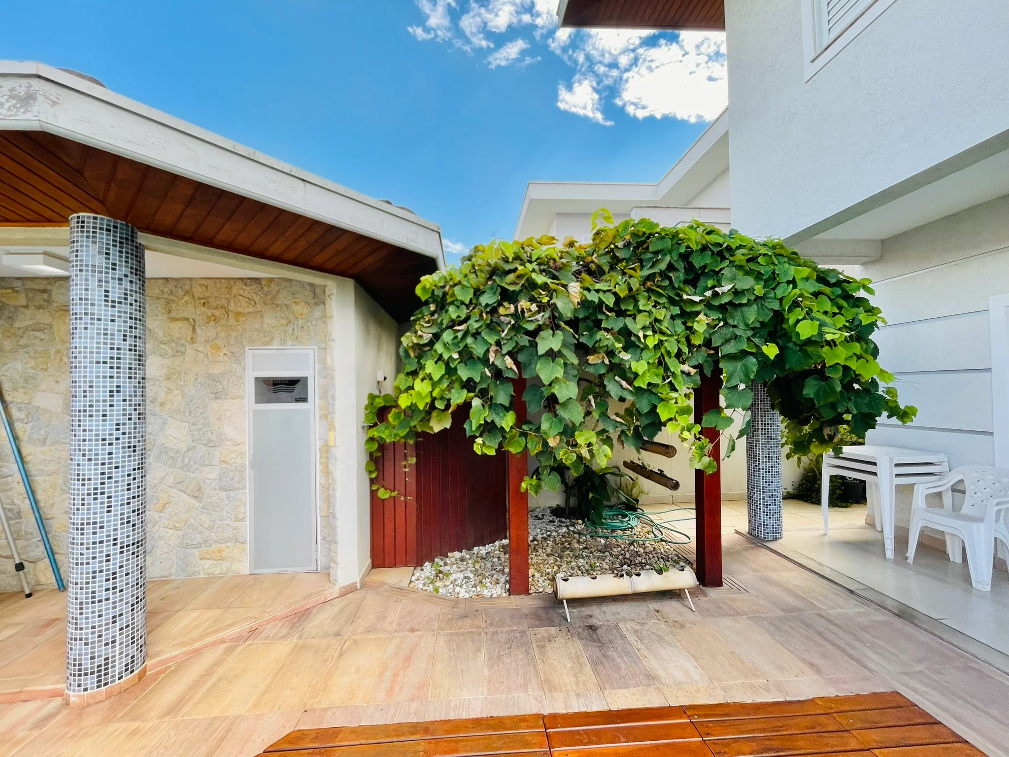 Casa à venda com 4 dormitórios no Condomínio Campos do Conde II em Tremembé/SP.