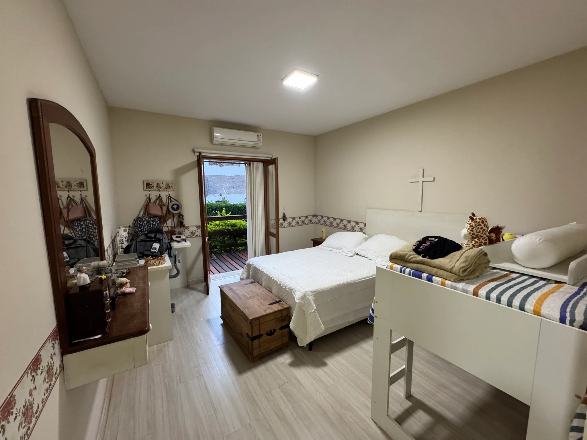 Casa à venda com 5 dormitórios no Condomínio Villlage Paineiras em Pindamonhangaba/SP. 