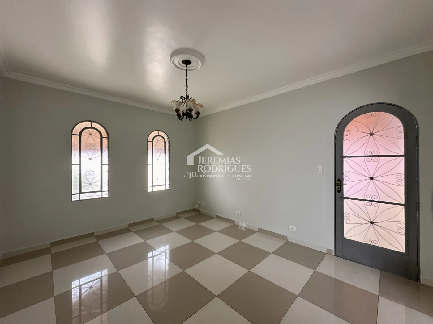 Casa para locação com 3 dormitórios no bairro Jardim Garcez em Taubaté/SP. 