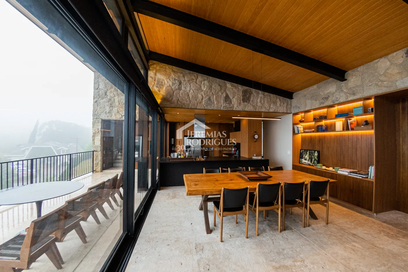 Casa com 5 quartos, 560 m²- Colinas Capivari - Campos do Jordão/SP