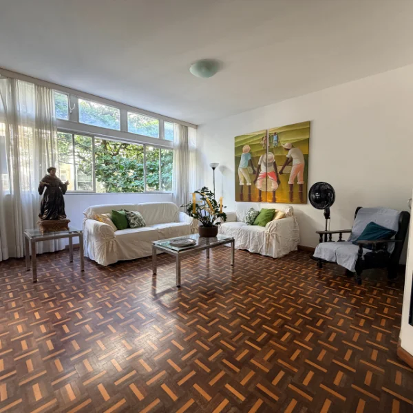 Imaculado apartamento de 4 quartos à venda com amplitude, luz natural e localização imbatível em Co
