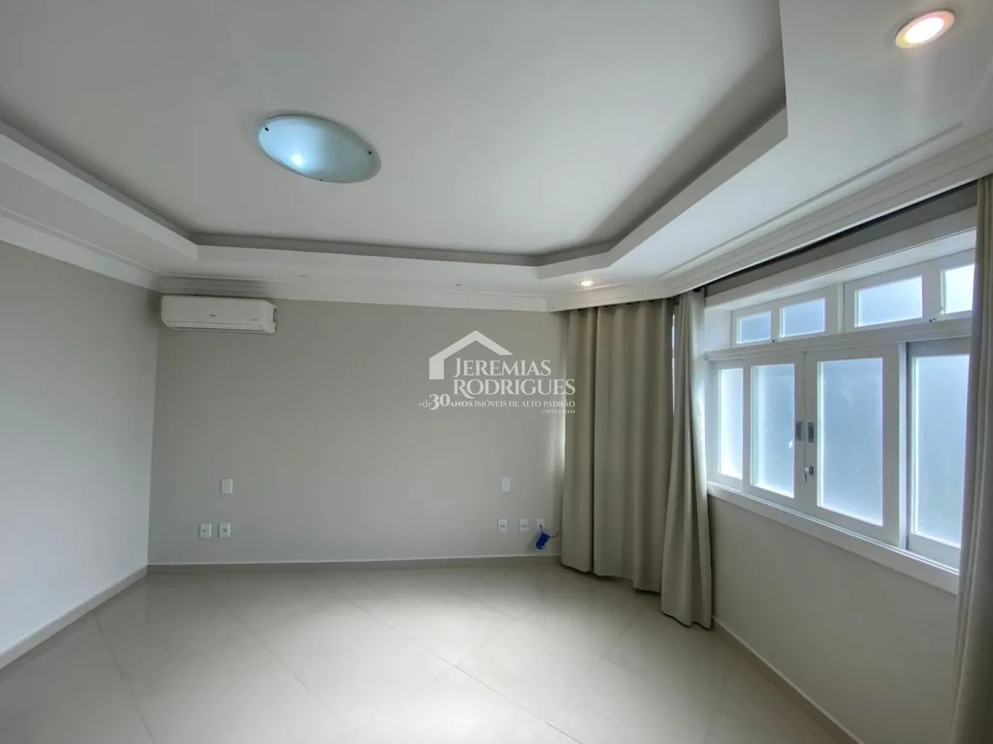 Casa à venda com 4 suítes no Condomínio Taubaté Village em Taubaté/SP. 