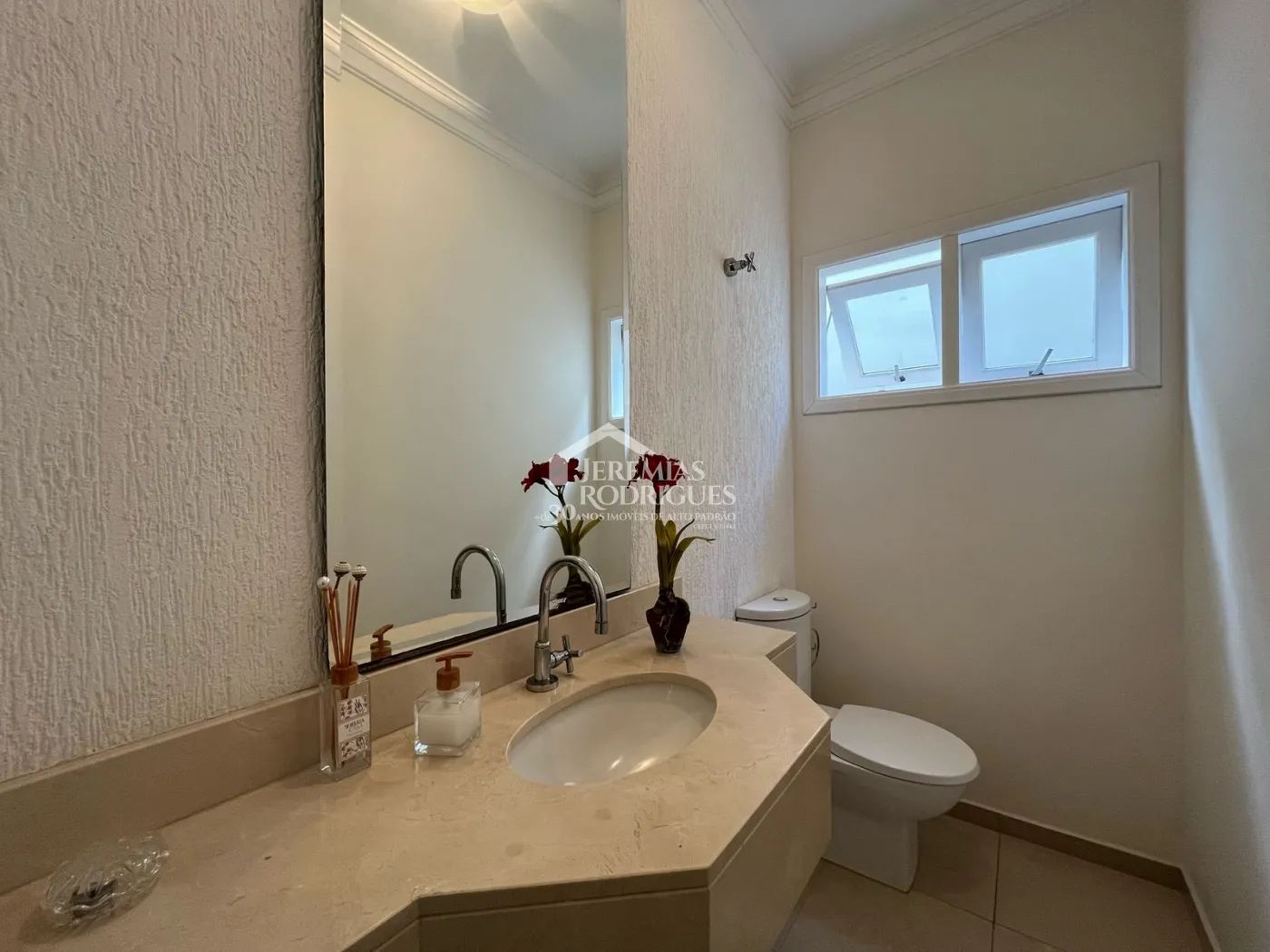 Casa à venda com 4 suítes no Condomínio Taubaté Village em Taubaté/SP.