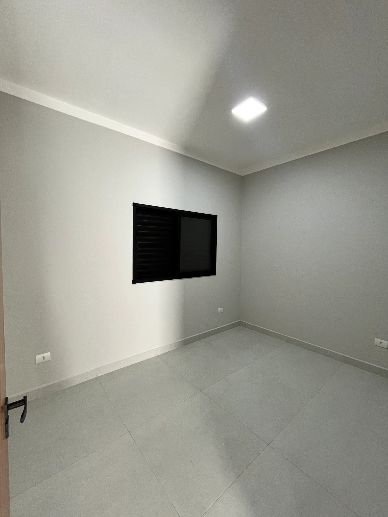 Casa com área gourmet e segurança completa à venda no Parque das Palmeiras – Pindamonhangaba/SP