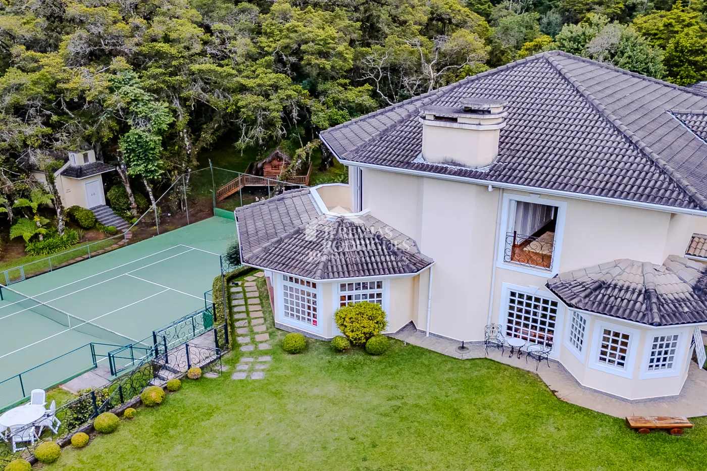 Casa com 6 suítes, 700 m² - Condomínio Vila Simonsen - Campos do Jordão/SP.