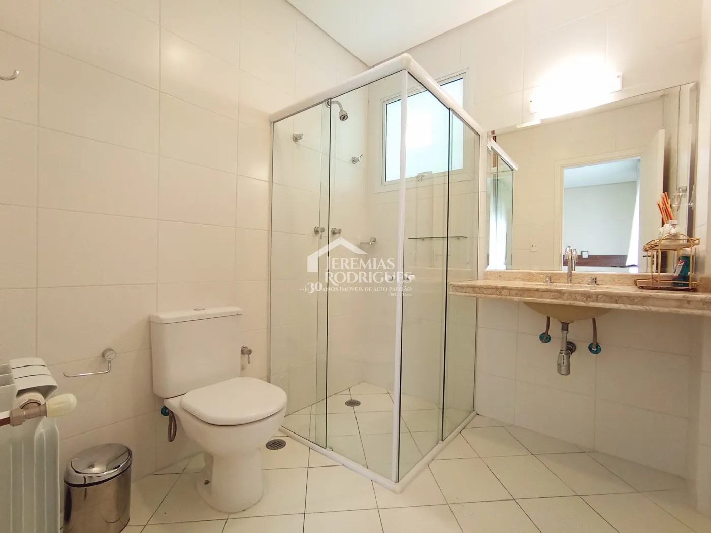 Apartamento duplex à venda com 4 suítes, 401 m² no Condomínio Chateau D Amboise em Campos do Jordão/SP.