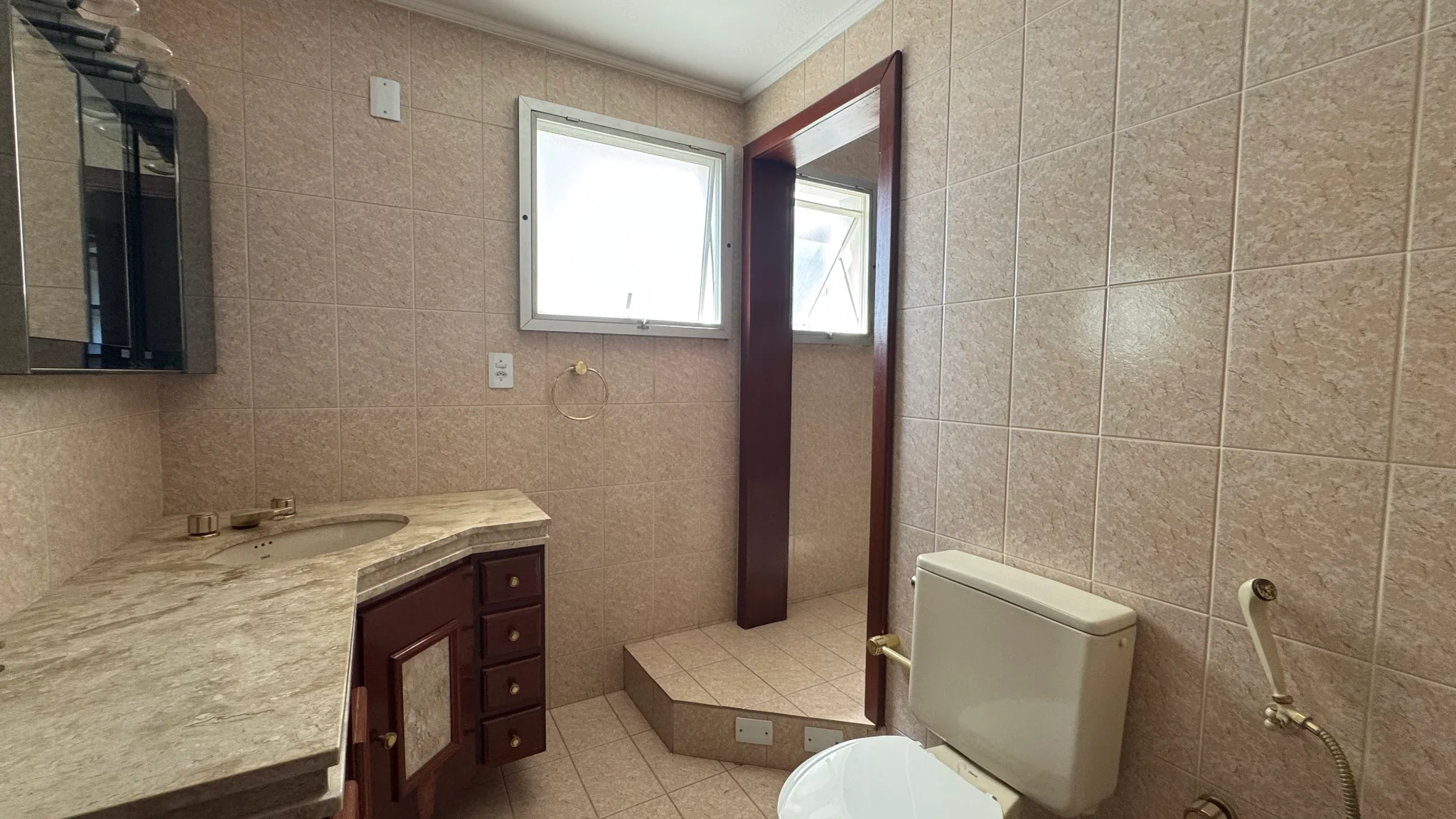 Apartamento para venda e locação no Edifício Serra da Mantiqueira em Pindamonhangaba/SP. 