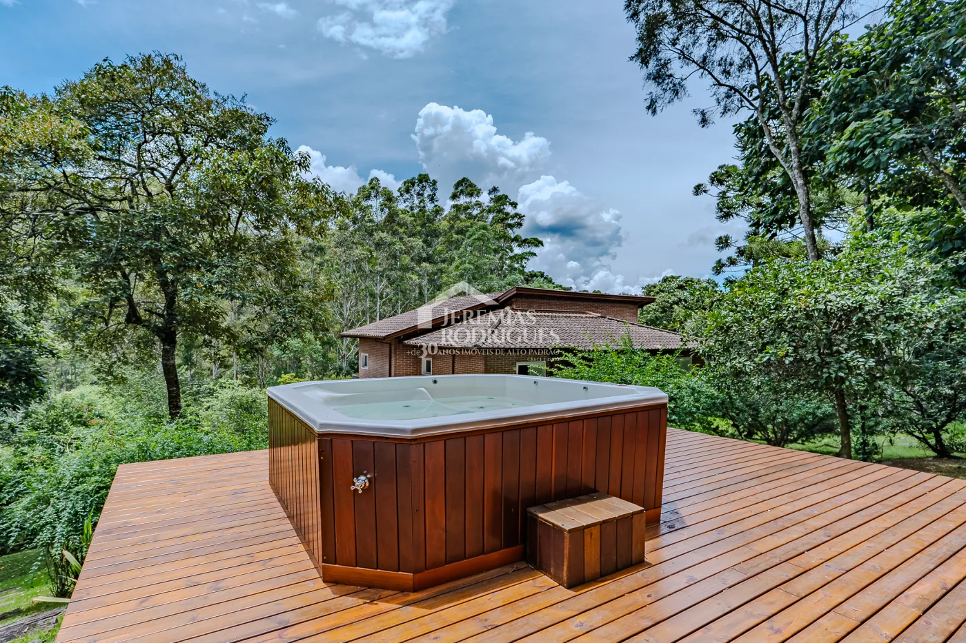 Casa assobradada à venda com 3 dormitórios no Condomínio Parque da Mantiqueira em Santo Antônio do Pinhal/SP.