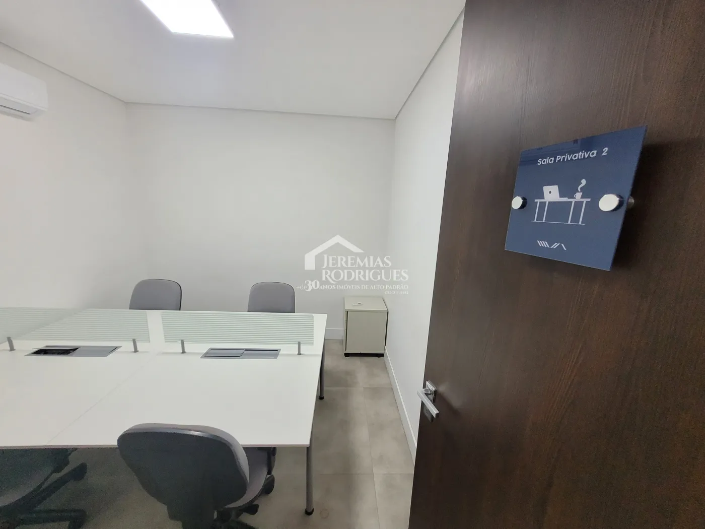 Três salas comerciais com 300 m² no Edifício Village Coworking em Pindamonhangaba/SP.