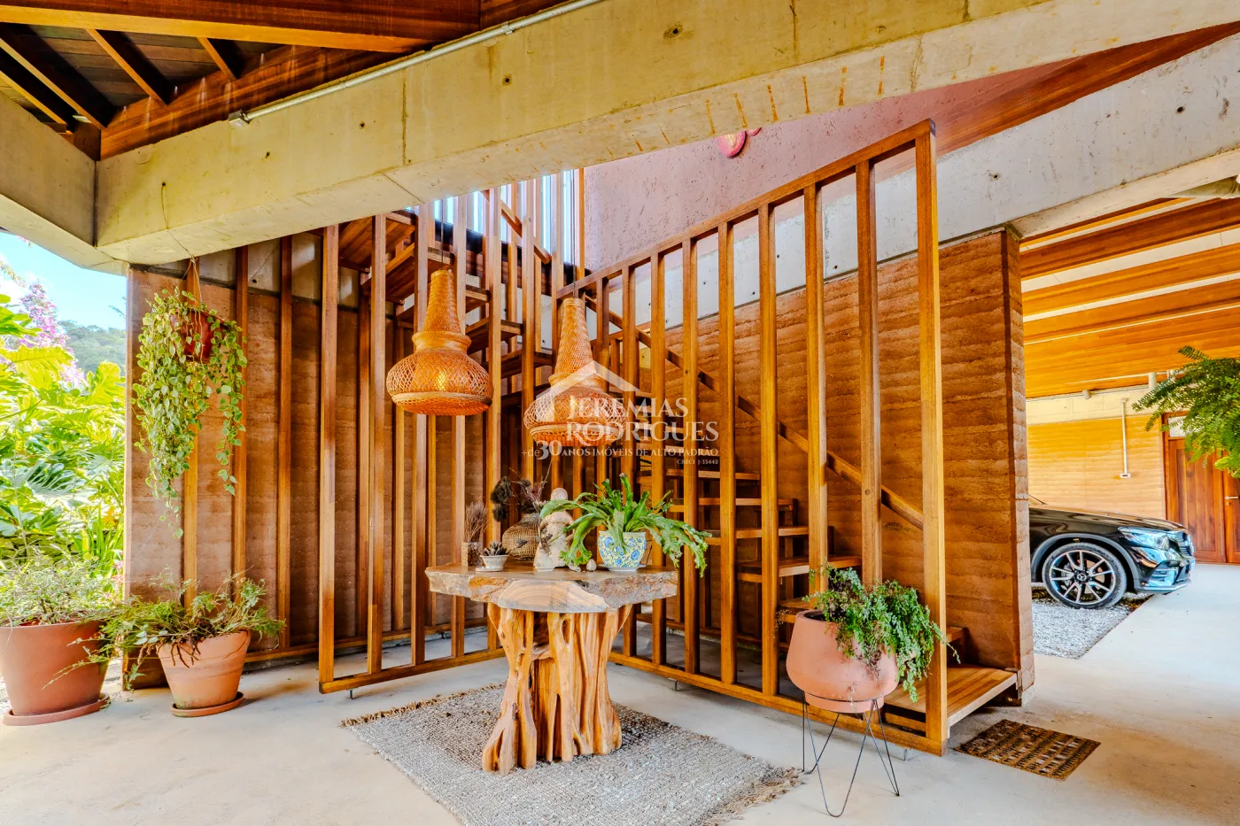 Mansão à venda com 4 suítes no Condomínio Parque da Mantiqueira em Santo Antônio do Pinhal/SP.