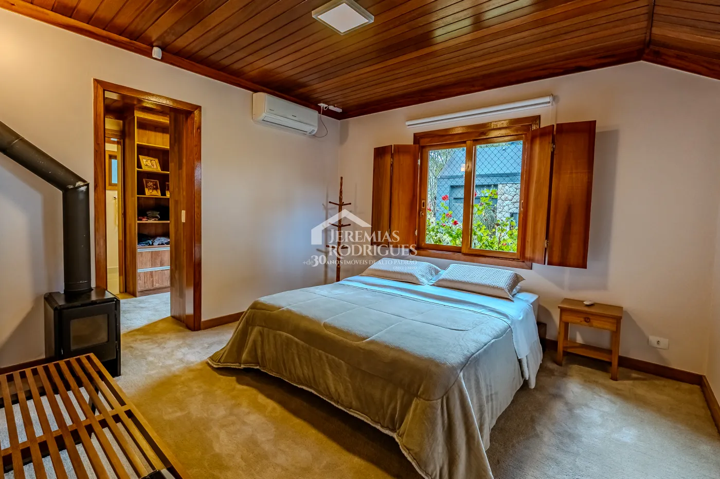 Casa à venda com 3 suítes no Condomínio Reserva Figueiredo em Campos do Jordão/SP.