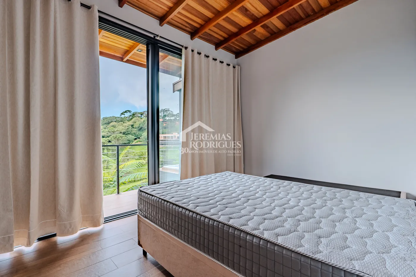 Casa à venda térrea com 2 suítes no Condomínio Parque da Mantiqueira em Santo Antônio do Pinhal/SP.