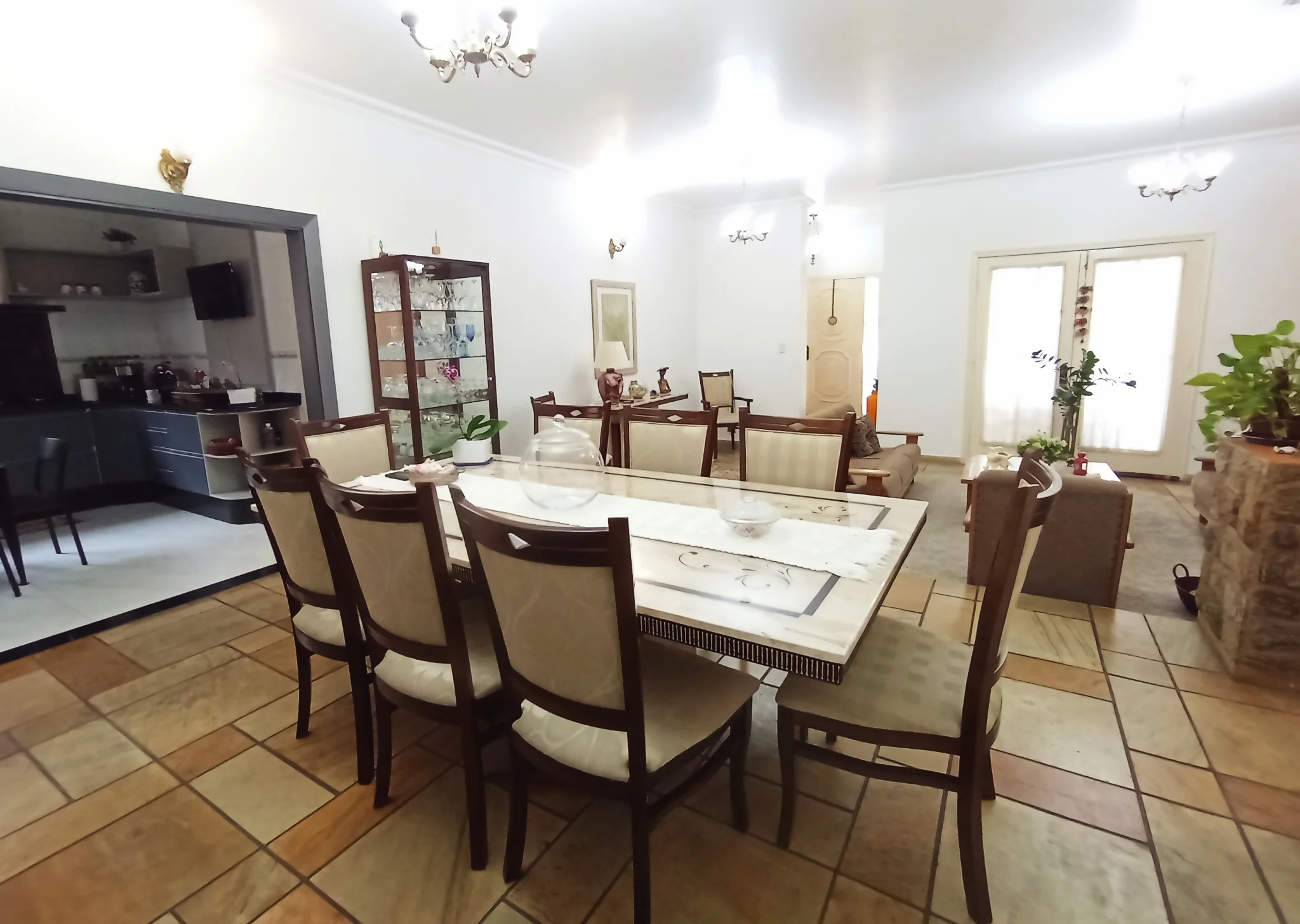 Casa à venda com 4 dormitórios no Residencial Doutor Lessa em Pindamonhangaba/SP. 